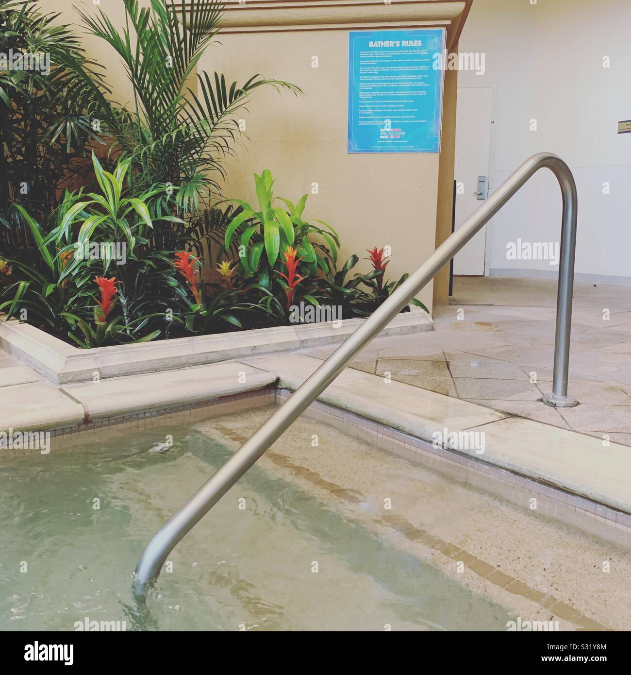 Die Schritte in einem der beiden Whirlpools in der Nähe des Hallenbad, Borgata Hotel Casino & Spa, Atlantic City, New Jersey, United States - Smartphone-aufgenommenes Stockfoto