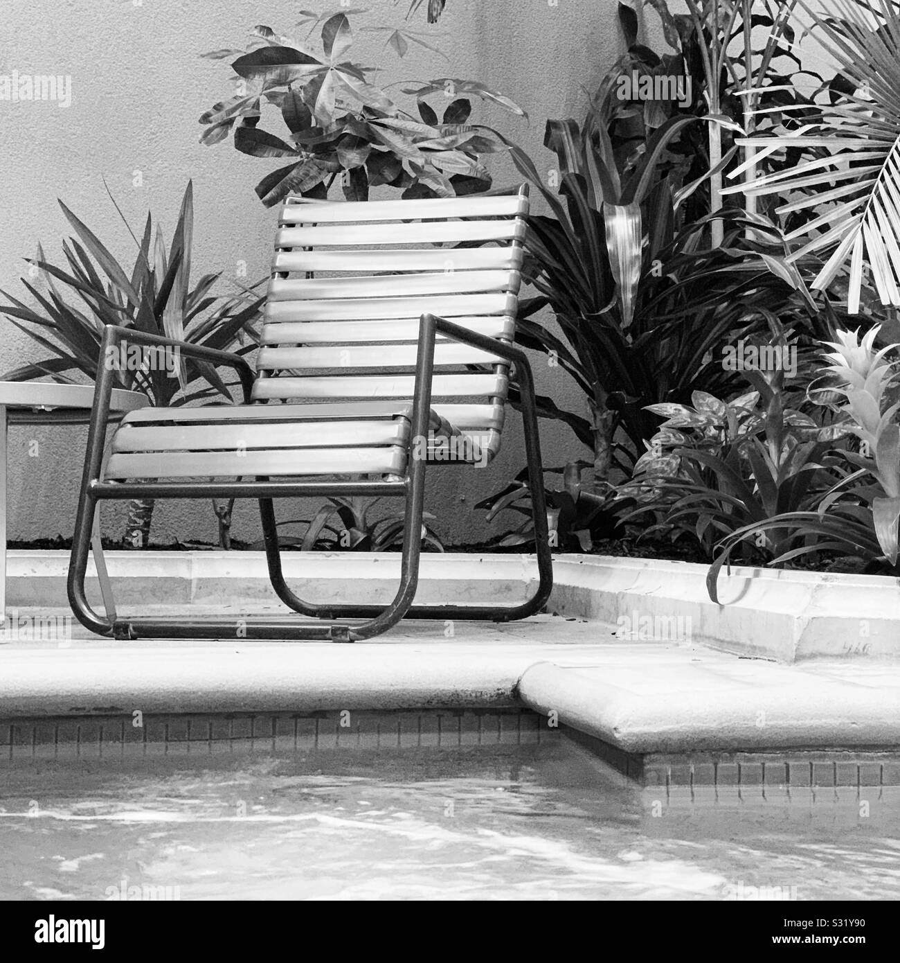 Schwarz-weiß-Bild von einem Stuhl neben einem der Whirlpools in der Nähe des Hallenbad, Borgata Hotel Casino & Spa, Atlantic City, New Jersey, United States - Smartphone-aufgenommenes Stockfoto