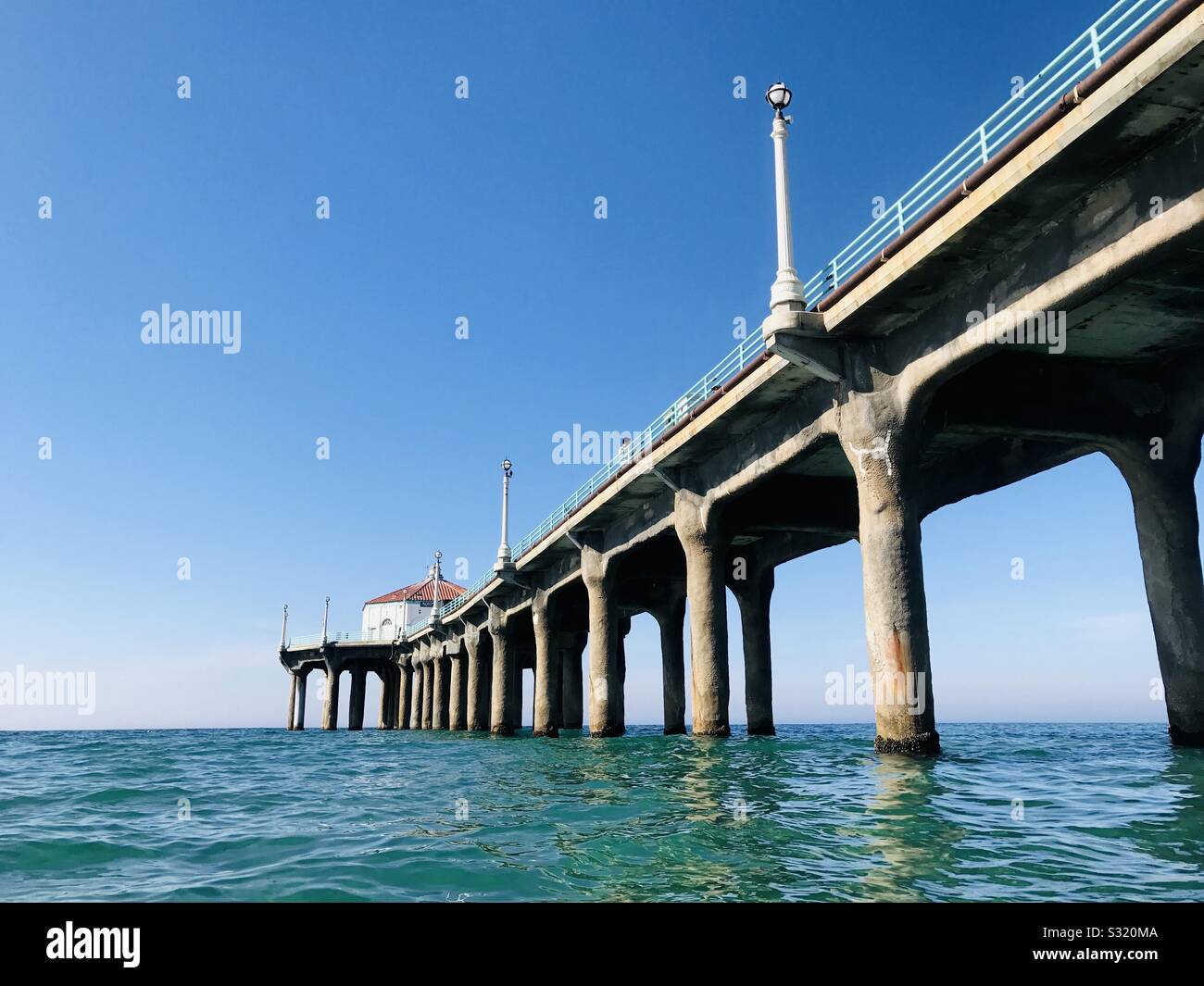 Die Manhattan Beach Pier aus dem Wasser. Manhattan Beach, Kalifornien, USA. Stockfoto