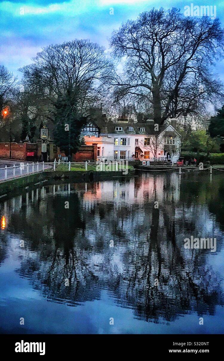 Ein Blick auf Honeywood in Carshalton Teiche im Londoner Stadtteil Sutton auf einem hellen Winter. Die Teiche spiegeln ein Spiegelbild dieser ruhige Szene. Stockfoto