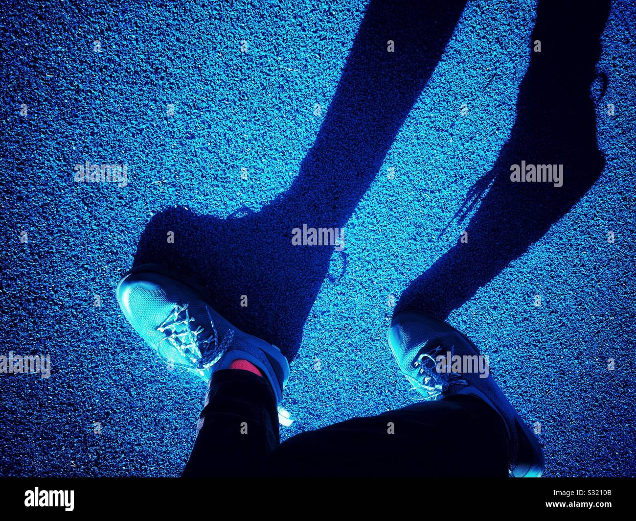 Schatten der Füße zu Fuß - Smartphone-aufgenommenes Stockfoto