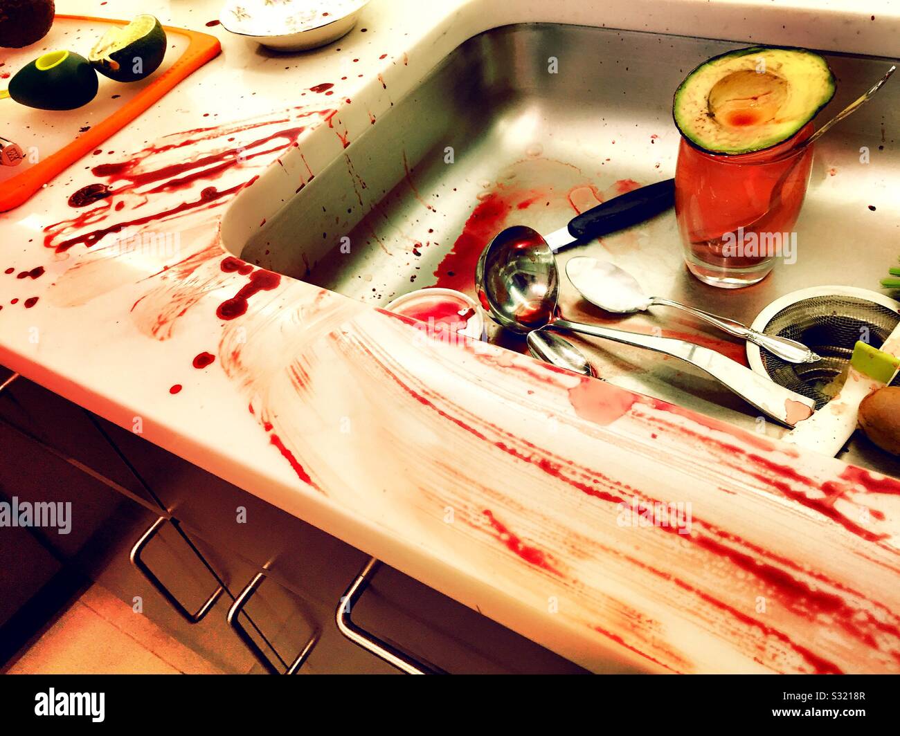 Wohn- Küche ist ein blutiges Chaos nach einem Messer Unfall Stockfoto