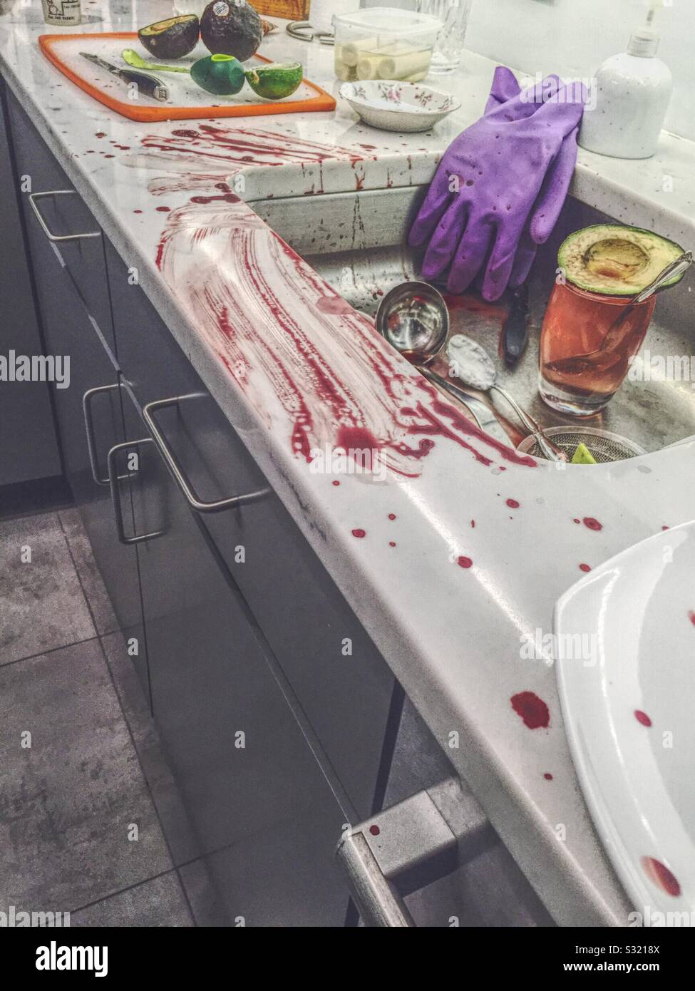 Küche ist ein blutiges Chaos nach einem Messer Unfall, Stockfoto