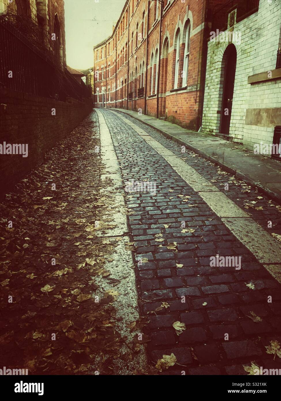 Kopfsteinpflasterstraße im Stadtzentrum York North Yorkshire England Großbritannien Großbritannien Großbritannien Großbritannien Großbritannien Großbritannien Großbritannien Großbritannien Großbritannien - Smartphone-aufgenommenes Stockfoto