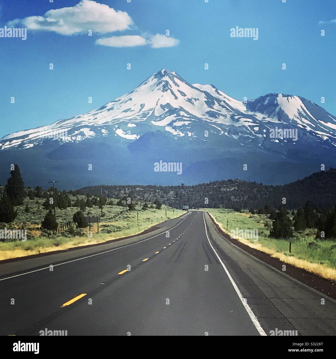 Verschneite Berglandschaft mit Road, Mt. Shasta Stockfoto