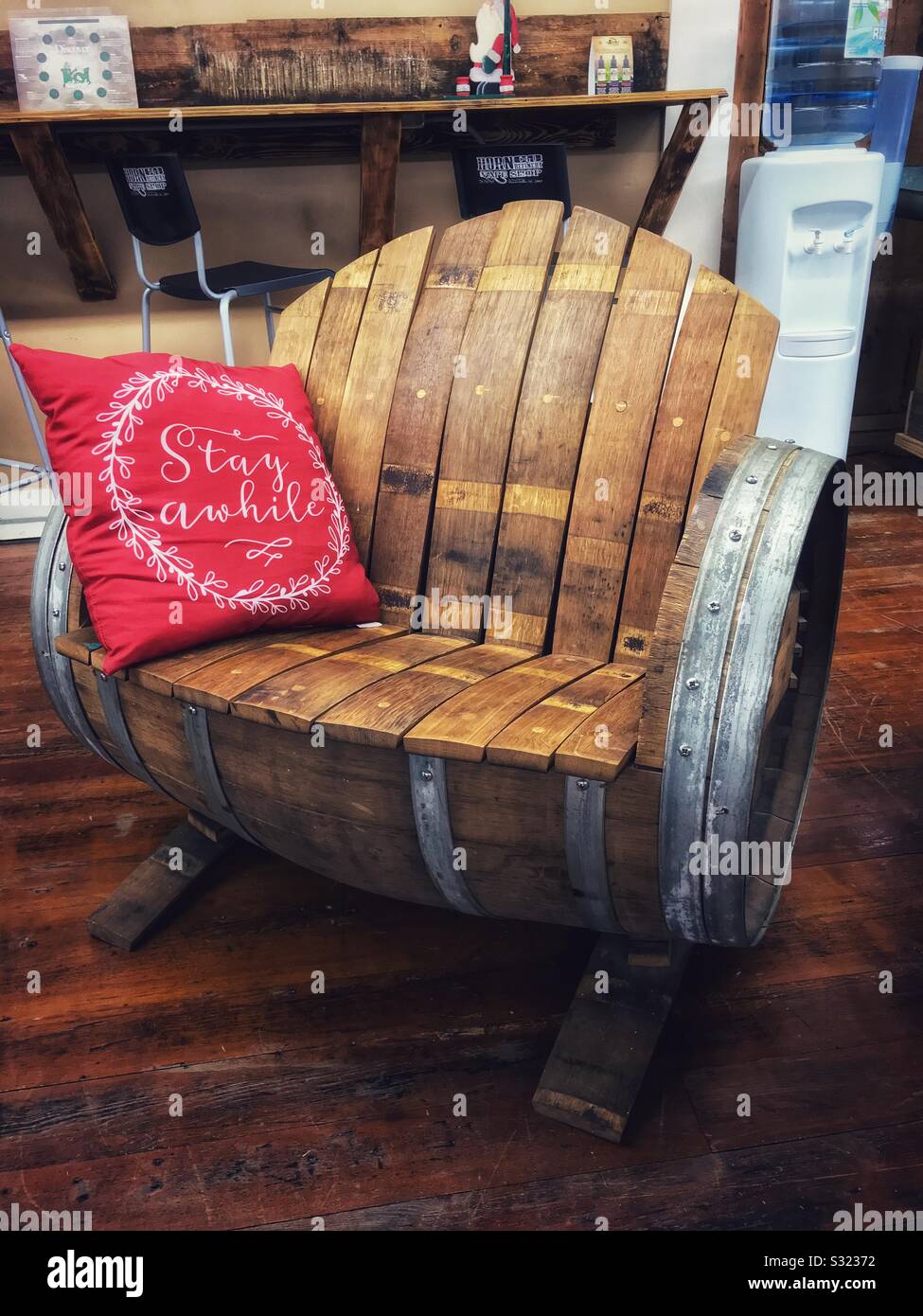 Barrel Möbel im CBD-store - Smartphone-aufgenommenes Stockfoto