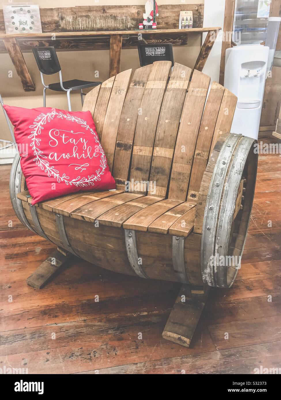 Whiskey barrel Stuhl in CBD-store Stockfoto
