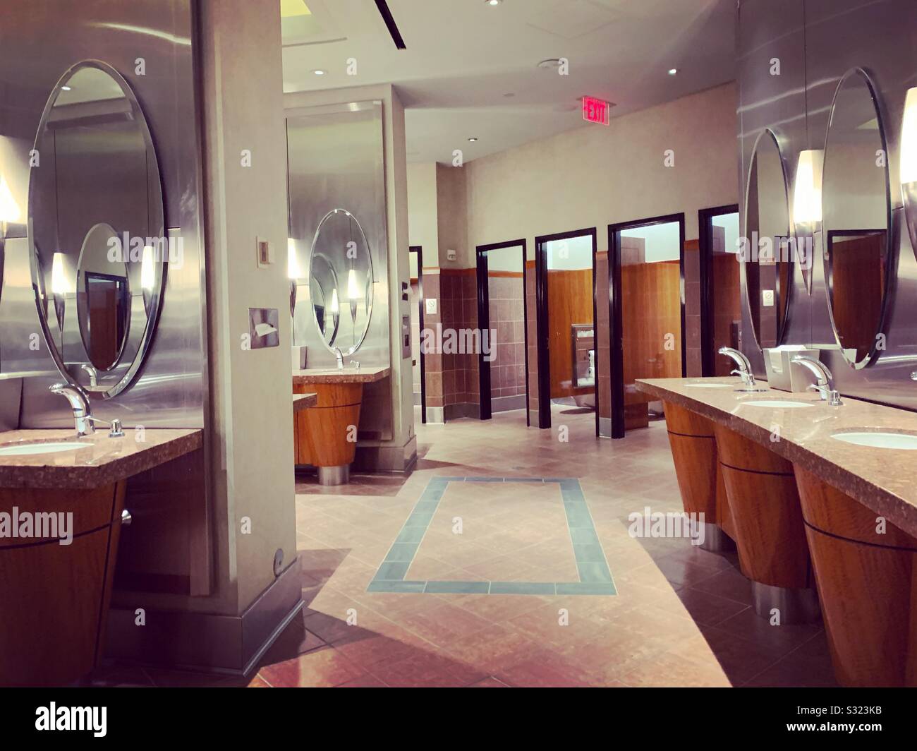 Eines der Frauenbäder auf der Casino-Etage, Borgata Hotel Casino and Spa, Atlantic City, New Jersey, Vereinigte Staaten - Smartphone-aufgenommenes Stockfoto