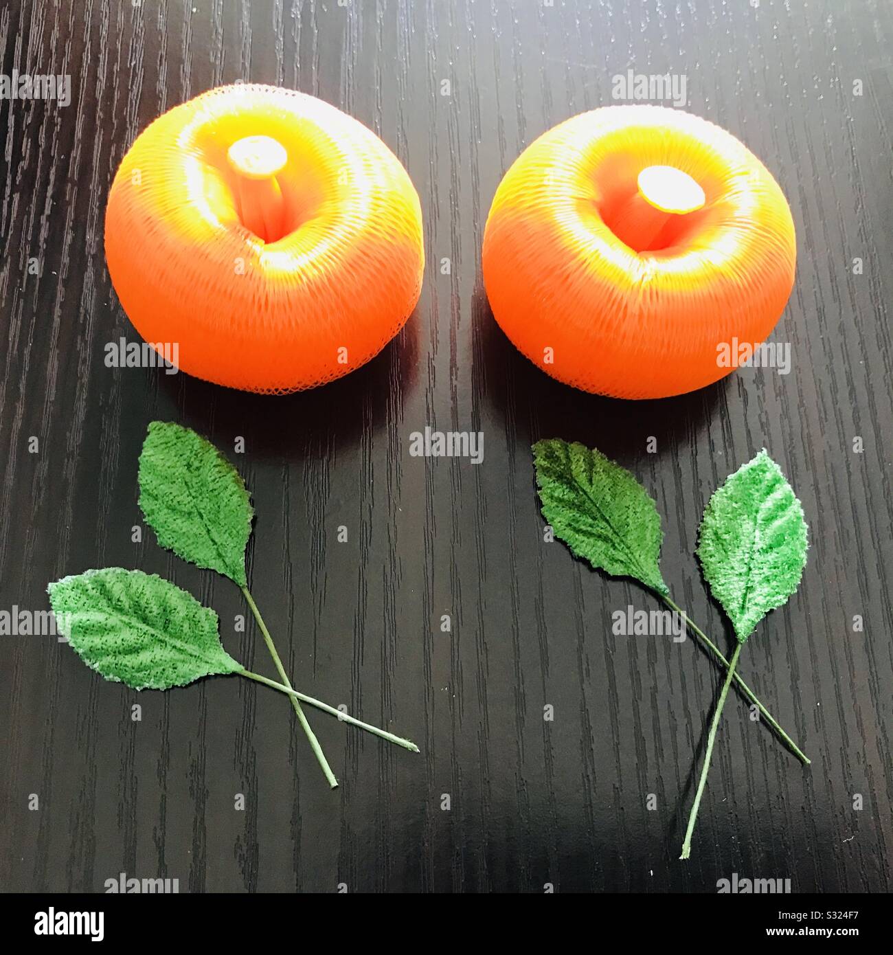 Handgefertigte zwei Mandarinen-Orangen, schön angeordnet, Symbol des chinesischen Neujahrs, Lunar Neujahr Stockfoto