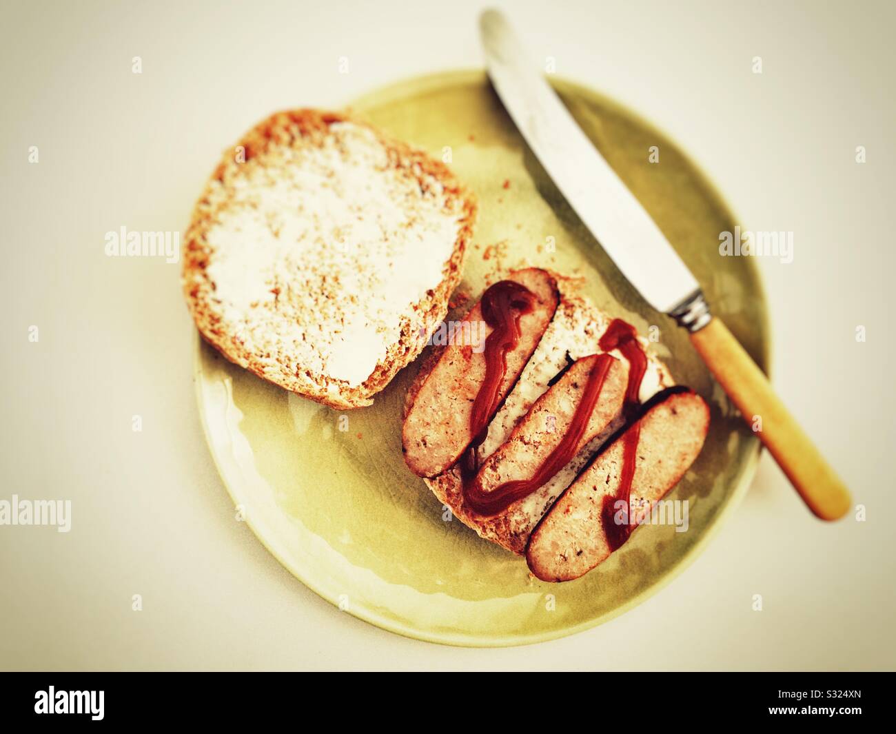 Wurst auf Vollkornbrot mit Tomatensauce - Smartphone-aufgenommenes Stockfoto