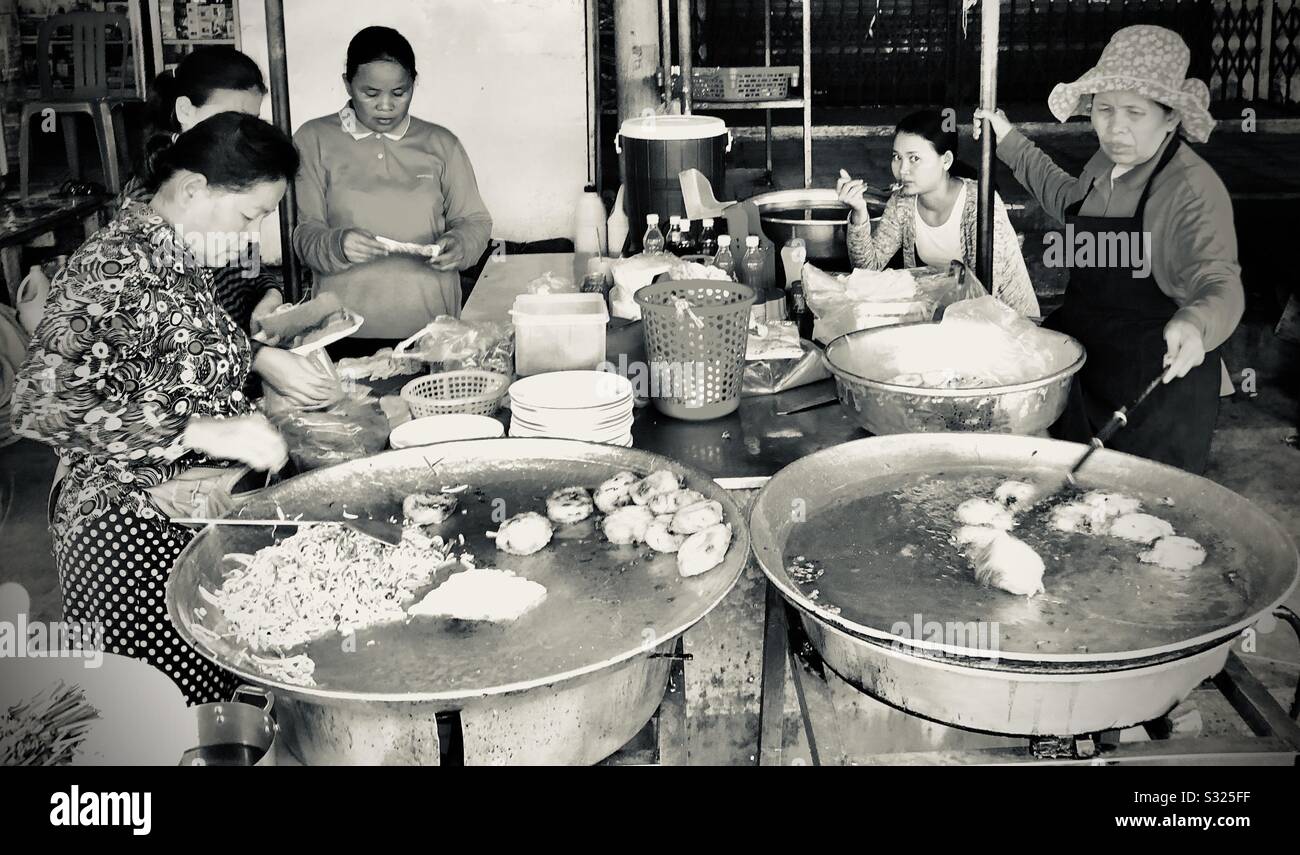 Kambodianische Frauen kochen und verkaufen Lebensmittel auf dem Siem Reap Markt Stockfoto