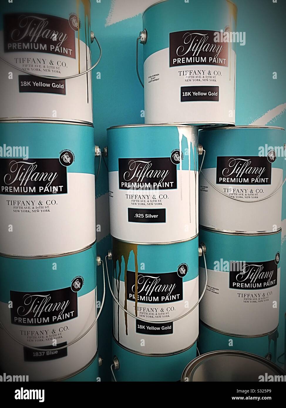 Farbe kann auf dem Flaggenschiff Tiffany und Company nebenan bei 6 E. 57. St., NYC, USA angezeigt werden - Smartphone-aufgenommenes Stockfoto