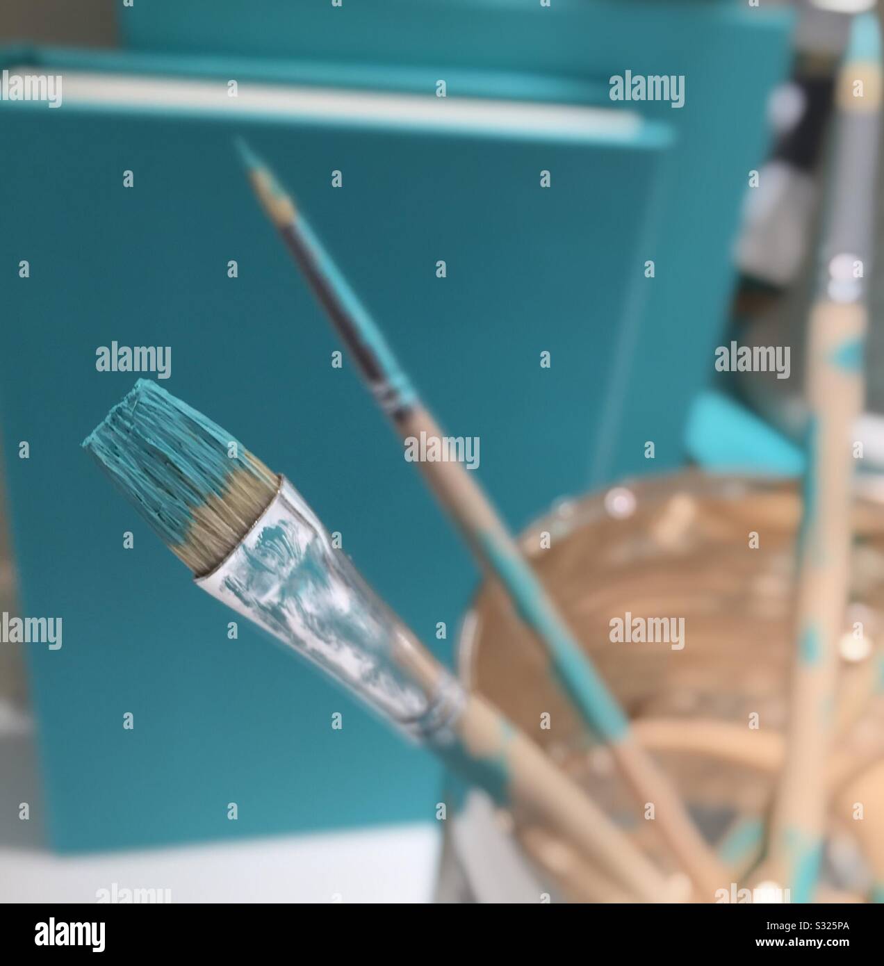 Tiffany & Co. Flaggschiff nebenan Anzeige von Farbbürsten mit der ikonischen Robin-eiblauen Farbe, 6 E. 57. St., NYC, USA - Smartphone-aufgenommenes Stockfoto