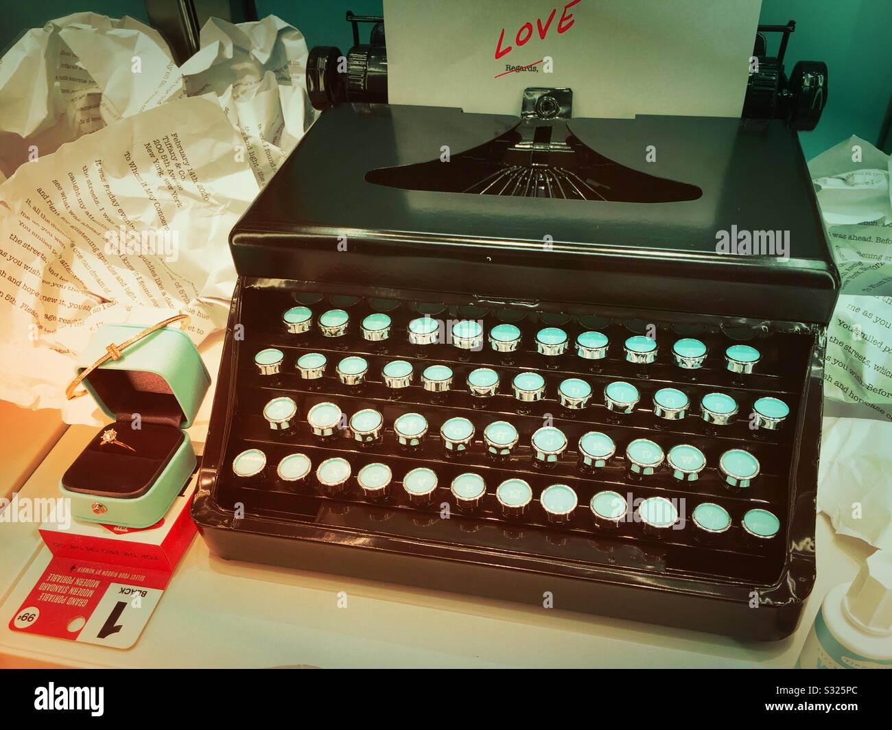 Schreibmaschine mit iconic Robin Egg Blue Keys am Flaggenschiff Tiffany and Company nebenan bei 6 E. 57 St., NYC, USA Stockfoto