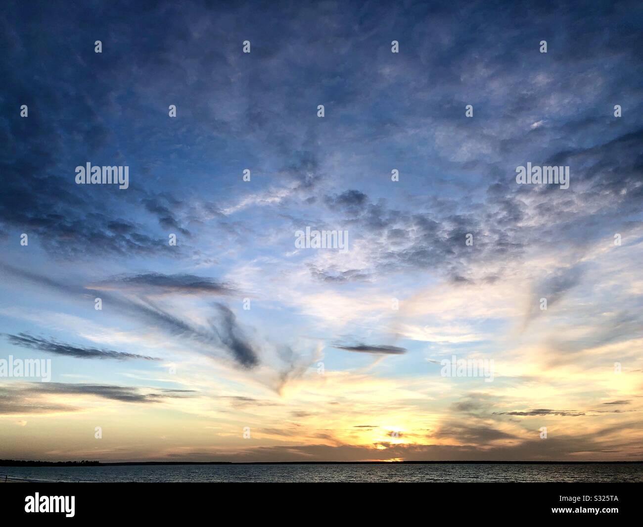 Sonnenuntergang und Wolken über dem Meer. Stockfoto