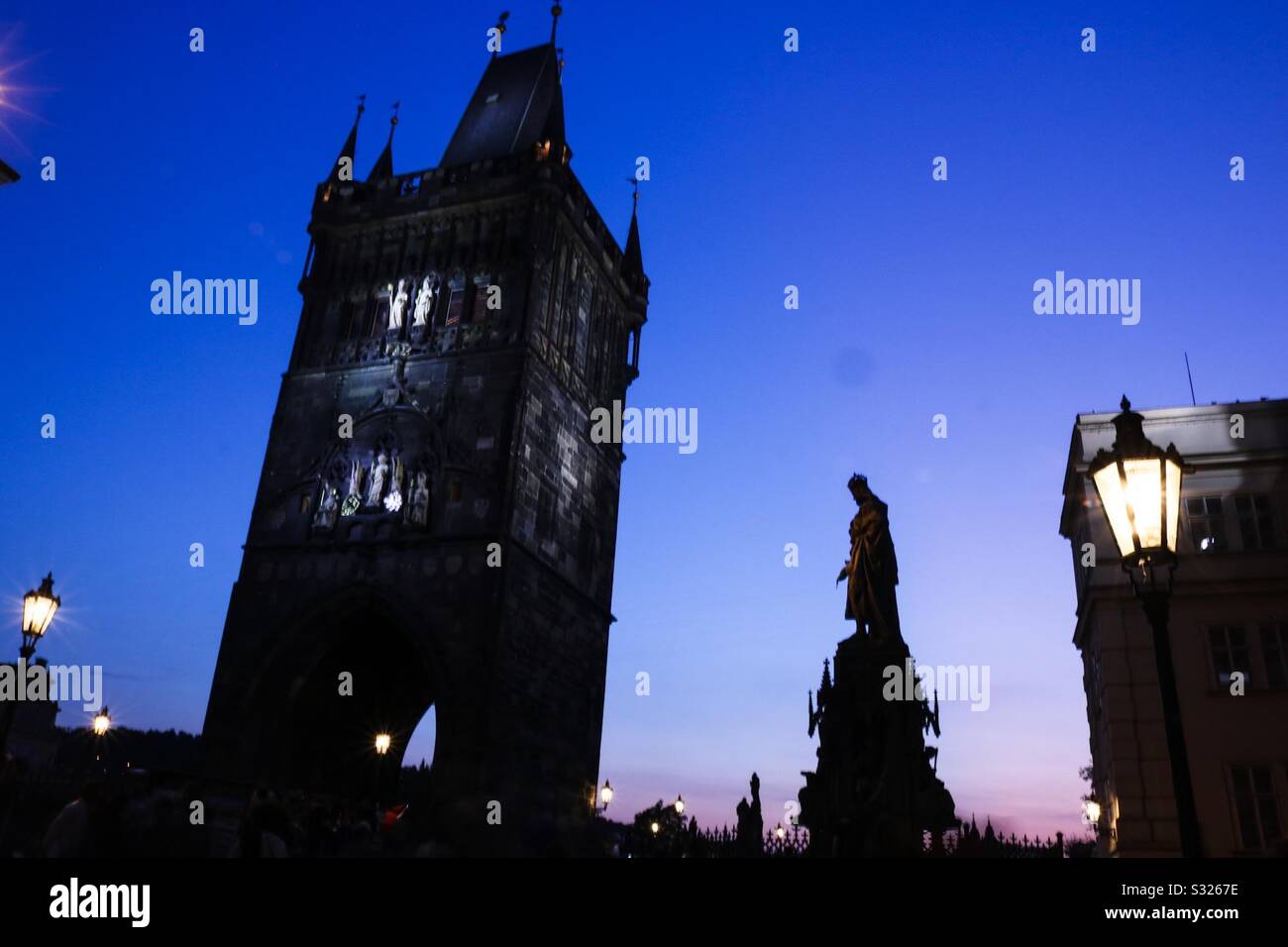 Prager Karls-Brückturm bei Dämmerung Stockfoto