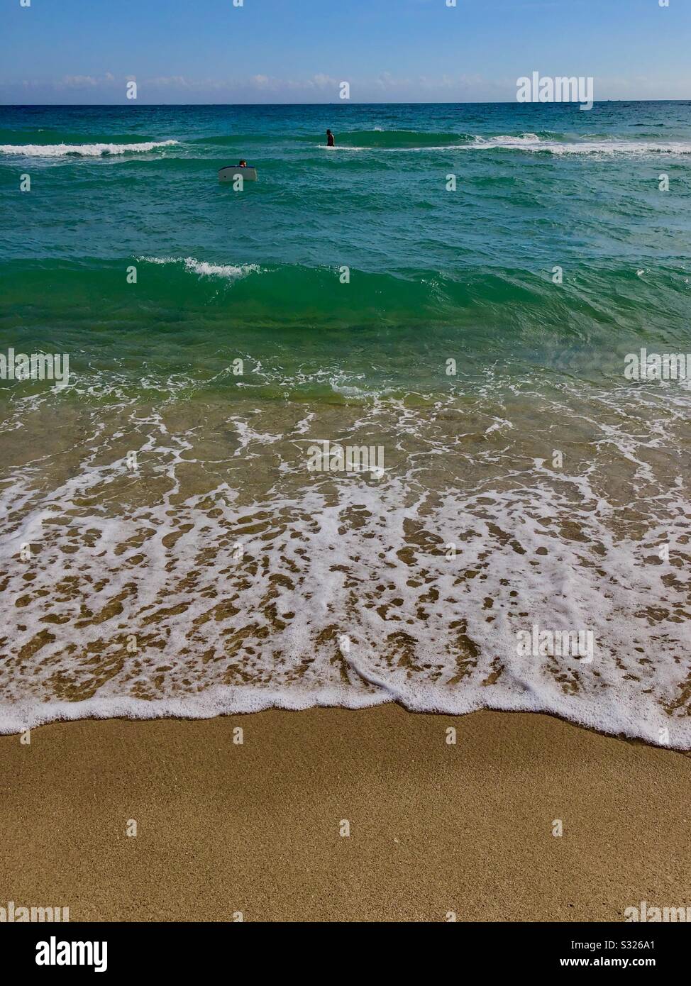 Flut und Wellen mit Schwimmern im Ozean, Florida. Stockfoto