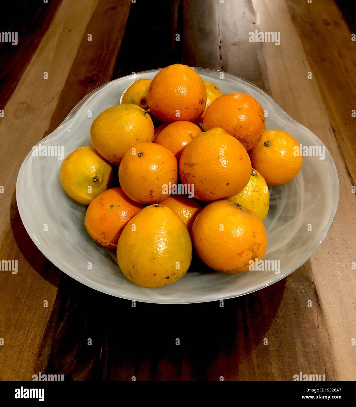 Eine Schüssel Honeywell Orangen aus Florida, Der Sunshine State. - Smartphone-aufgenommenes Stockfoto