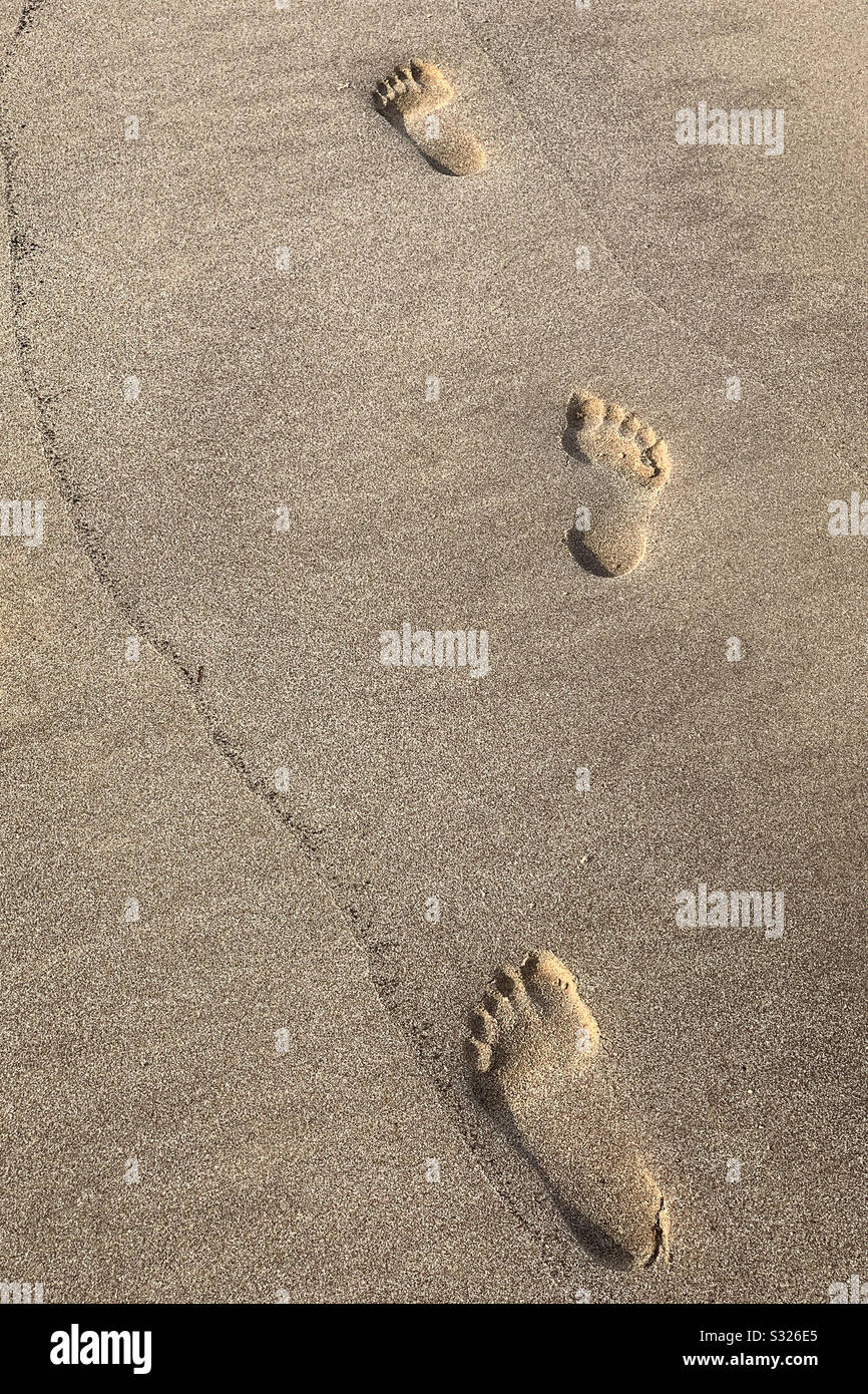 Fußabdrücke im Sand am Strand. Stockfoto