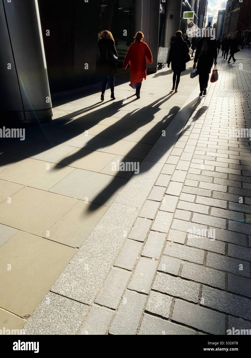 Pendler in der Stadt London, England - Smartphone-aufgenommenes Stockfoto