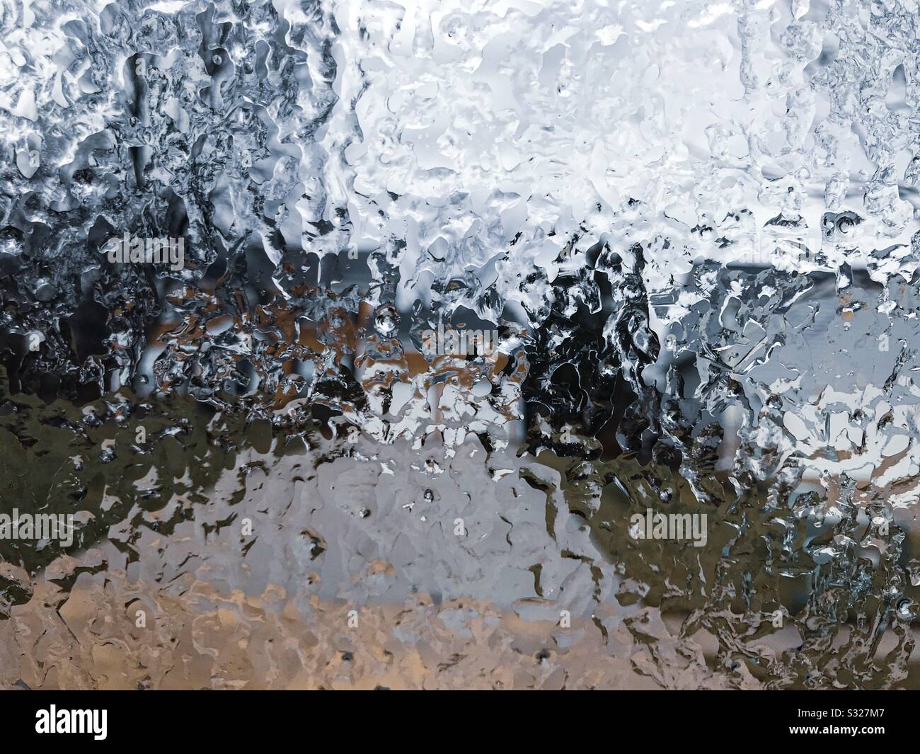 Abstraktionsansicht aus eisbedecktem Autofenster Stockfoto