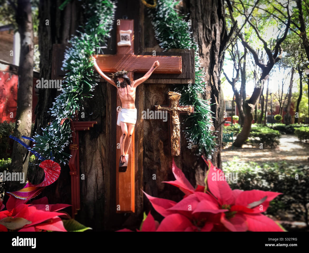 Bilder von Jesus Christus, gekreuzigt, schmücken einen öffentlichen Park in Coyoacan, Mexiko-Stadt, Mexiko Stockfoto