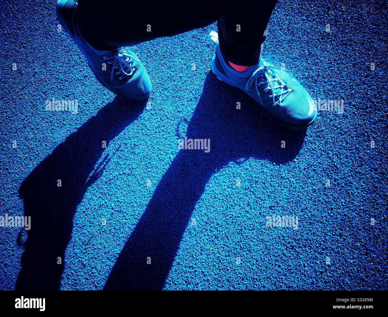 Fußgänger-Schattenspaziergänge auf der Straße - Smartphone-aufgenommenes Stockfoto