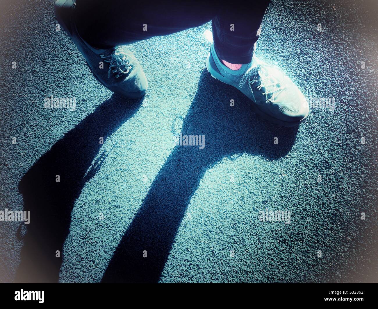 Füße Schatten gehen - Smartphone-aufgenommenes Stockfoto