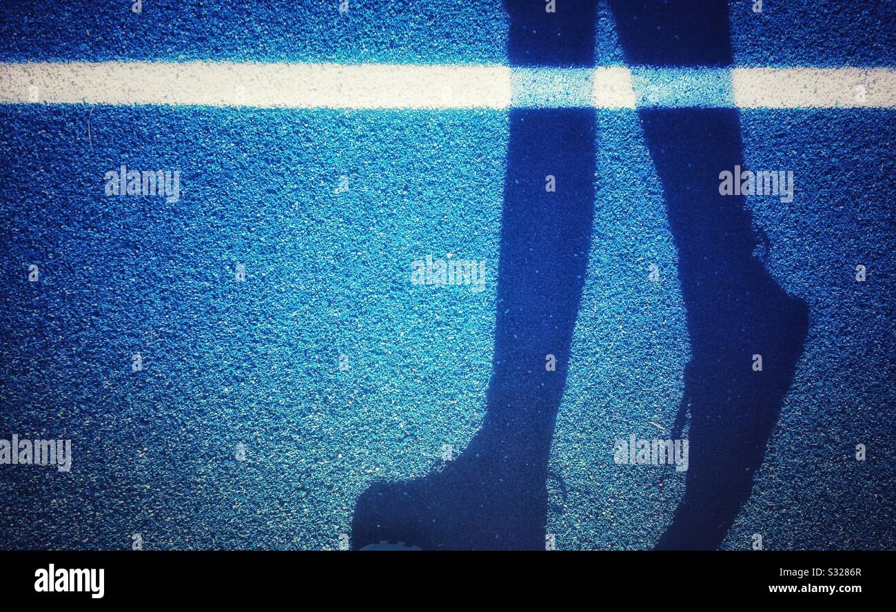 Schatten der Füße zu Fuß - Smartphone-aufgenommenes Stockfoto