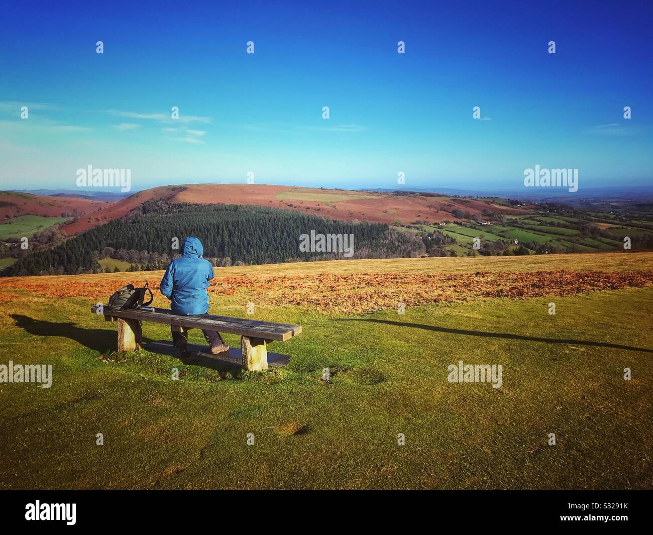 Ein Wanderer ruht, um die Aussicht von Hergest Ridge aus zu genießen, die im Januar 2020 nach Norden über Herefordshire UK blickt - Smartphone-aufgenommenes Stockfoto