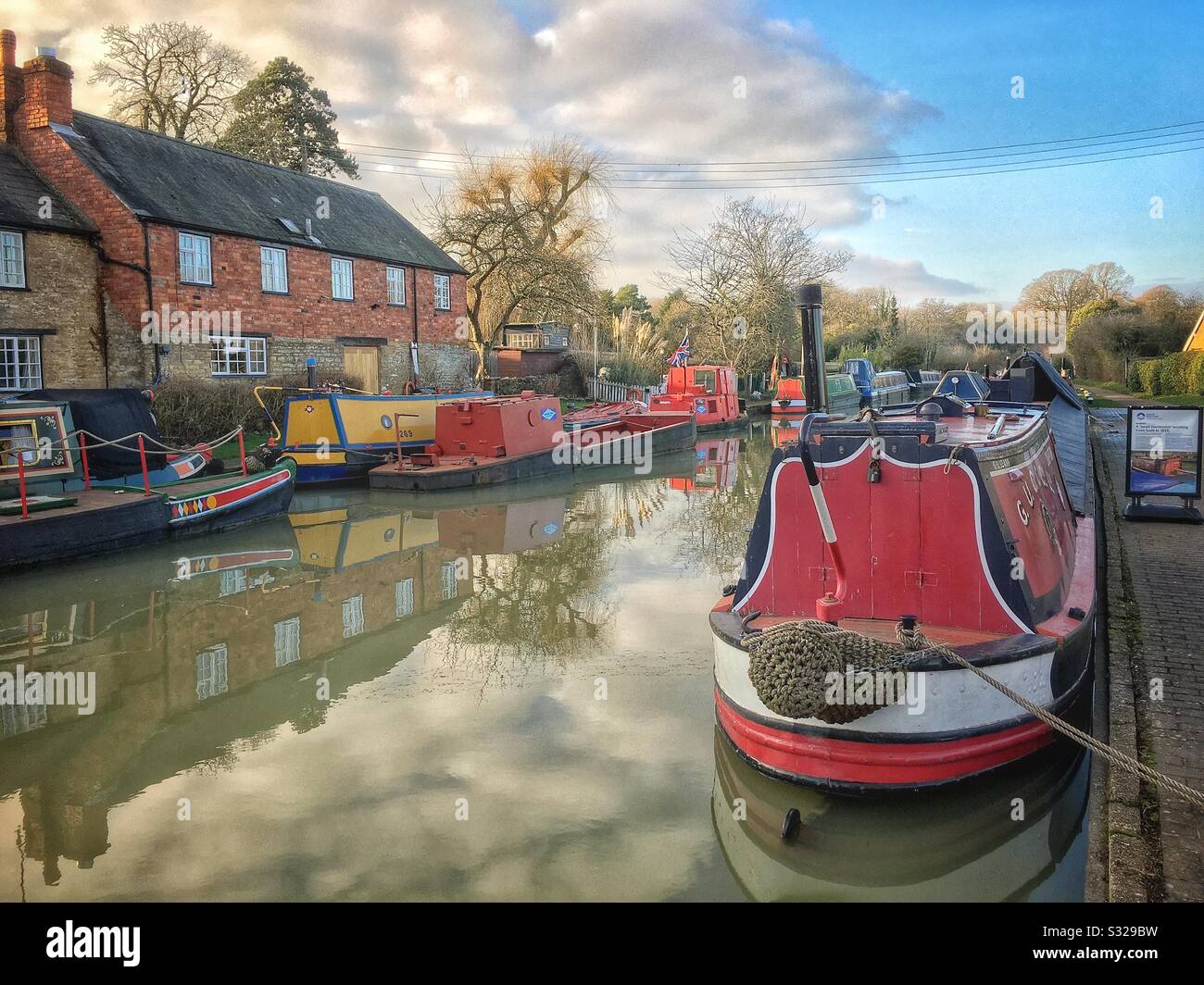 Narrowboats im Winter in Stoke Bruerne, Northamptonshire, Großbritannien Stockfoto