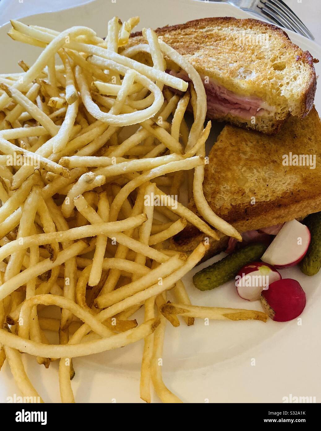 Gegrillter Schinken und Käsesandwich mit Pommes frites Stockfoto