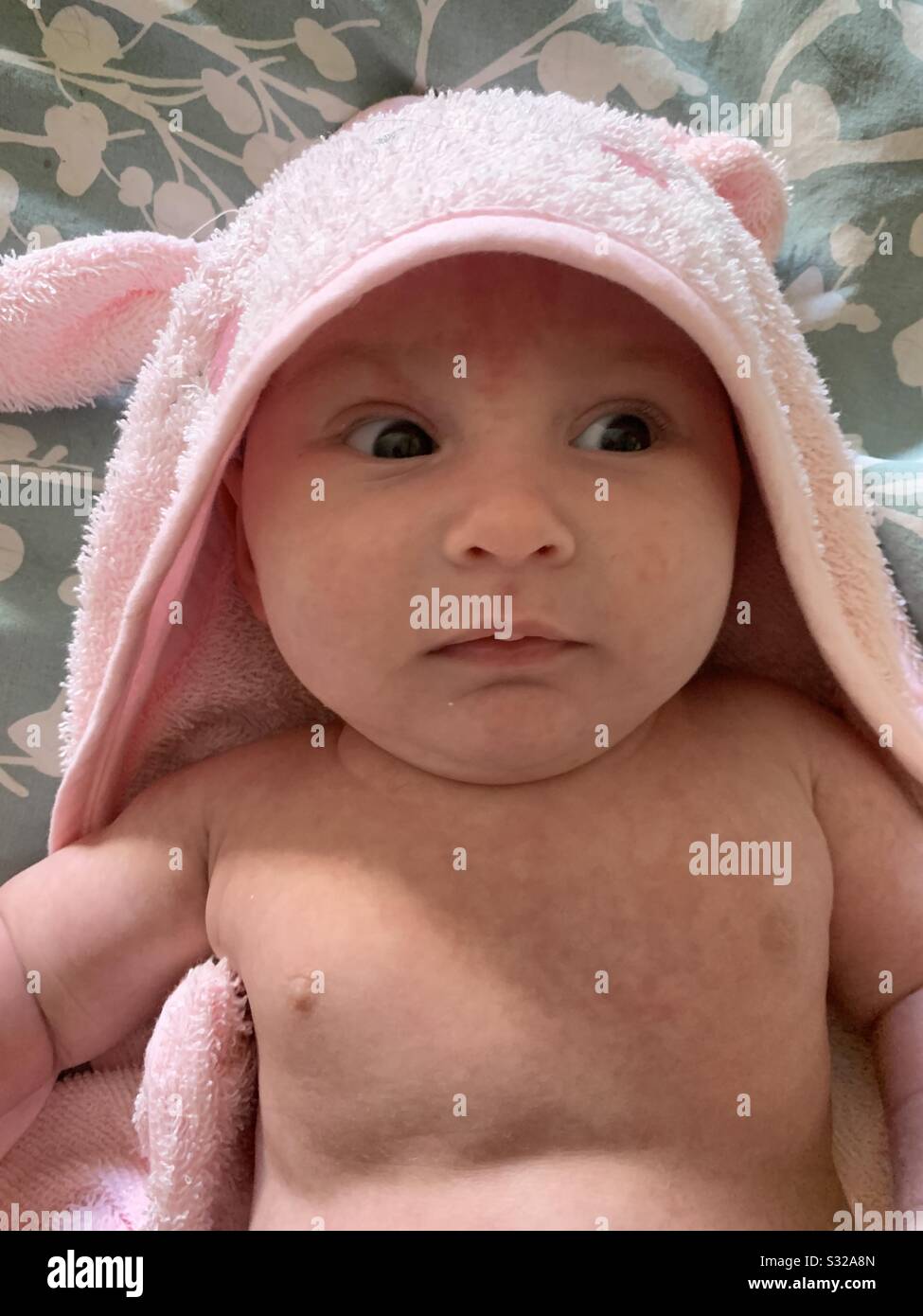Baby nach der Badezeit mit Kapuzentuch Stockfoto