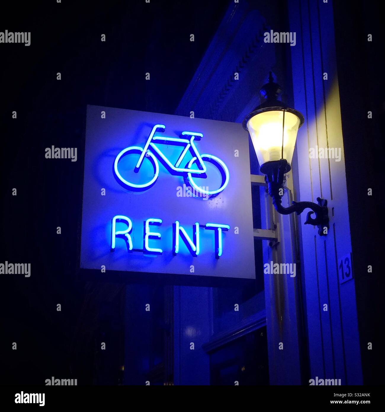 Neon-Schild nachts für Fahrradverleihladen Stockfoto