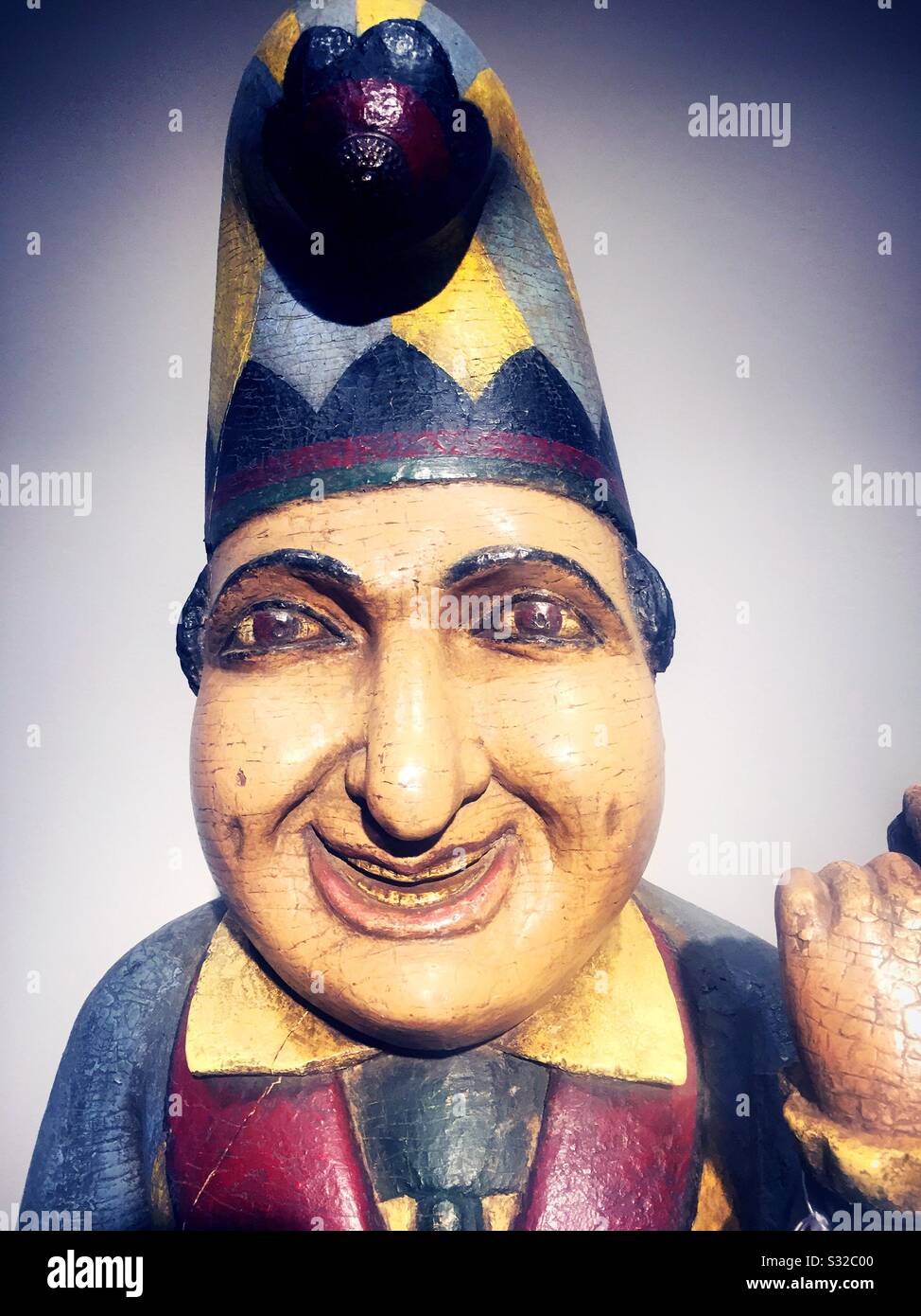 Eine geschnitzte, bemalte Zigarrenhausfigur aus "Punch" - Smartphone-aufgenommenes Stockfoto