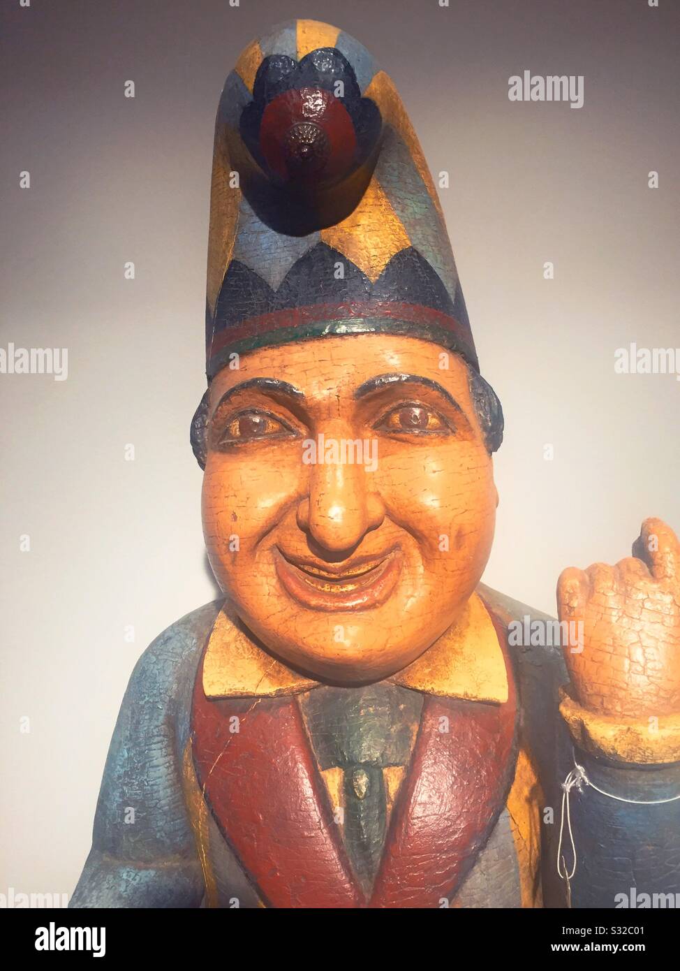 Eine geschnitzte und bemalte Zigarrenhausfigur aus "Punch". - Smartphone-aufgenommenes Stockfoto