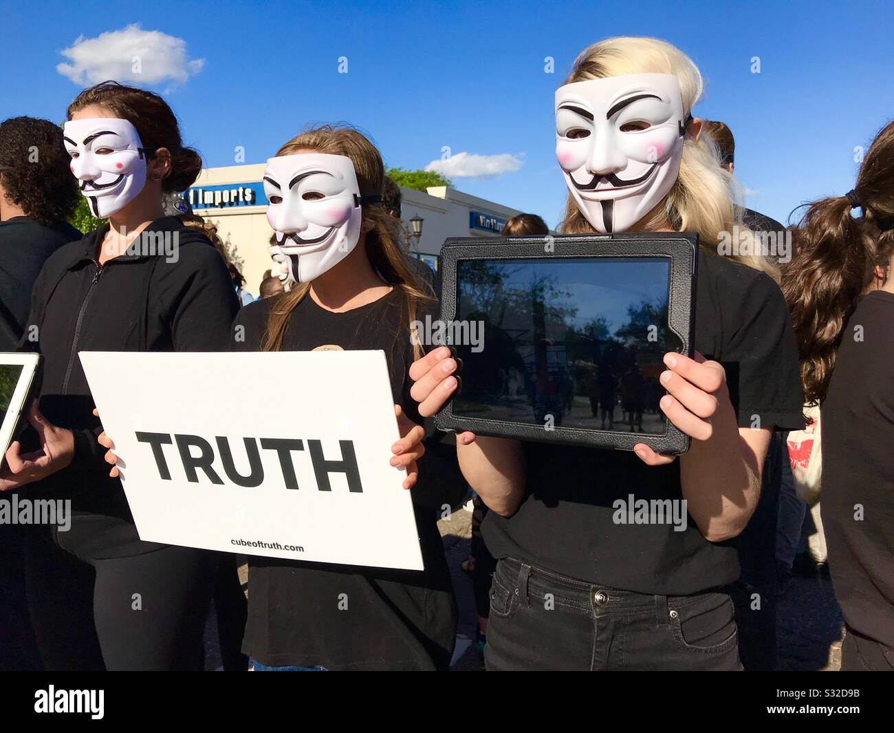 Anonyme junge Frauen Demonstranten mit Masken demonstrieren für Tierrechte. St. Paul, Minnesota/USA. Juni 2018. Man hält ein Zeichen, das "Wahrheit" sagt. Stockfoto