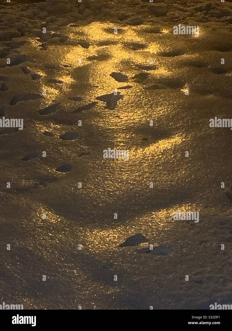 Abenddämmerung tanzt im kalten Winter auf dem tiefgefrorenen Schnee Stockfoto