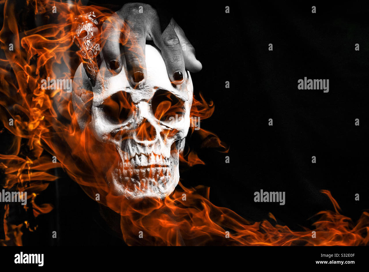 Totenkopf mit feuer -Fotos und -Bildmaterial in hoher Auflösung – Alamy