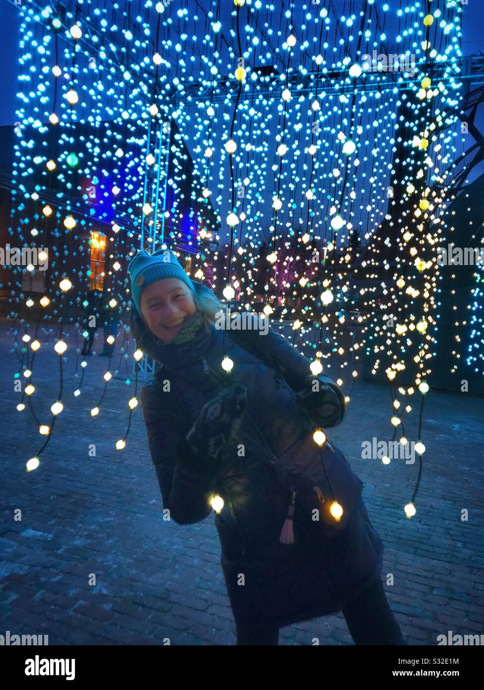 Eine Frau, die auf dem Light fest in Toronto mit einer Lichtinstallation interagiert. Stockfoto Eine Frau, die auf dem Light fest in Toronto mit einer Lichtinstallation interagiert. Stockfoto