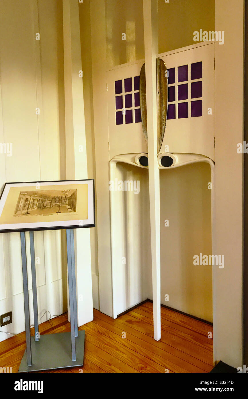 Musikzimmer im Haus für einen Kunstliebhaber im Bellahouston Park, Glasgow, Schottland. Erbaut 1996 aus Plänen von Charles Rennie Mackiebund im Jahr 1901. Stockfoto