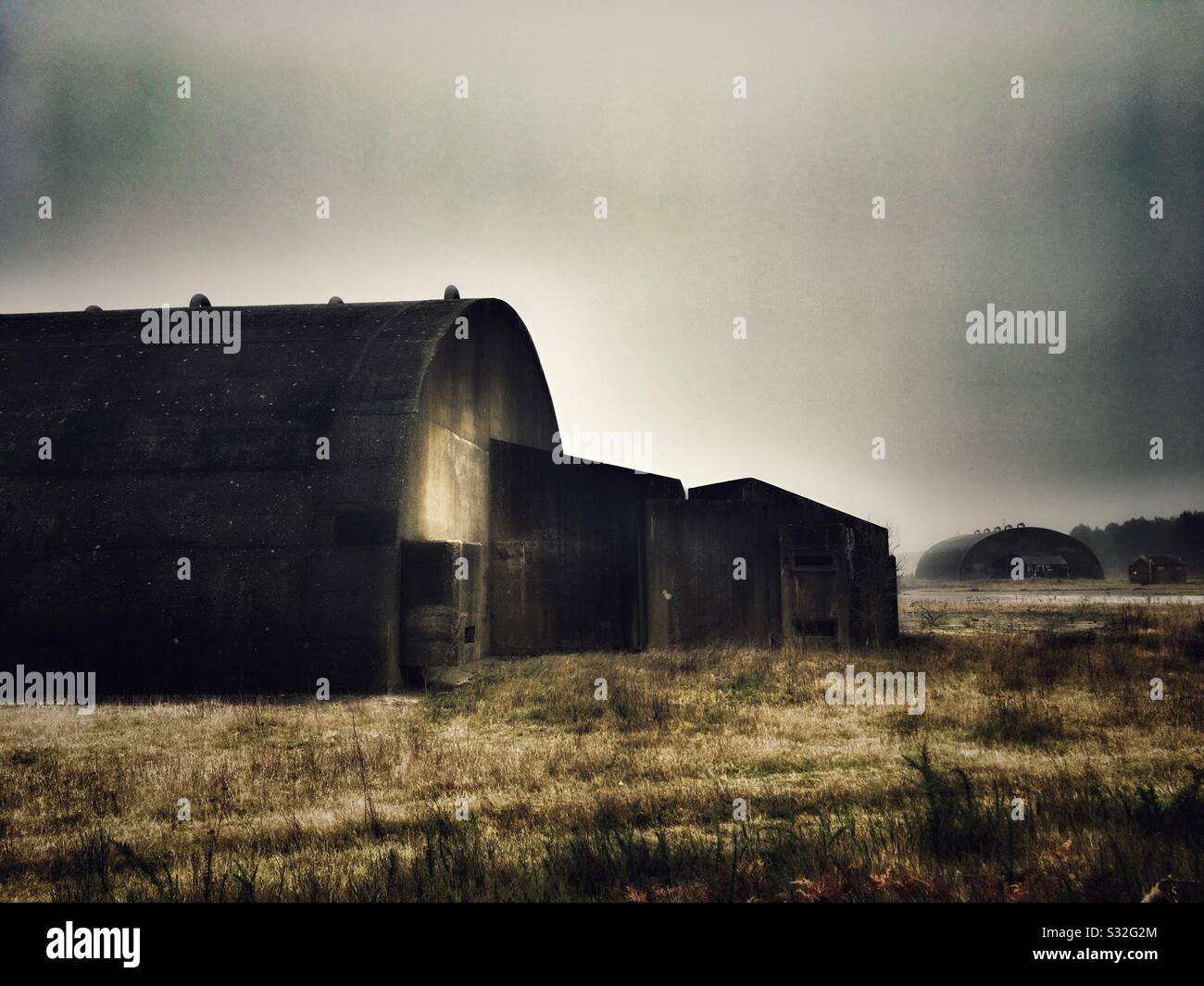 Amerikanischer Flugplatz aus der Zeit des Kalten Krieges irgendwo in East Anglia - Smartphone-aufgenommenes Stockfoto