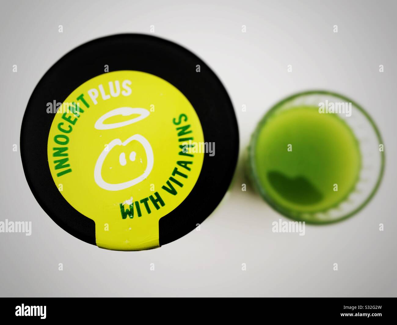 Unschuldig Wundern Sich grünes Obst- und Gemüsegetränk Stockfoto