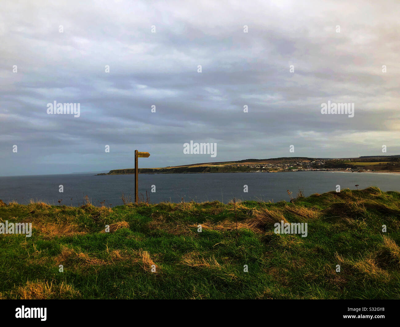 Blick auf Cullen, Banffshire (Moray), Schottland vom Cliff Walk in der Nähe von Portknockie. Stockfoto