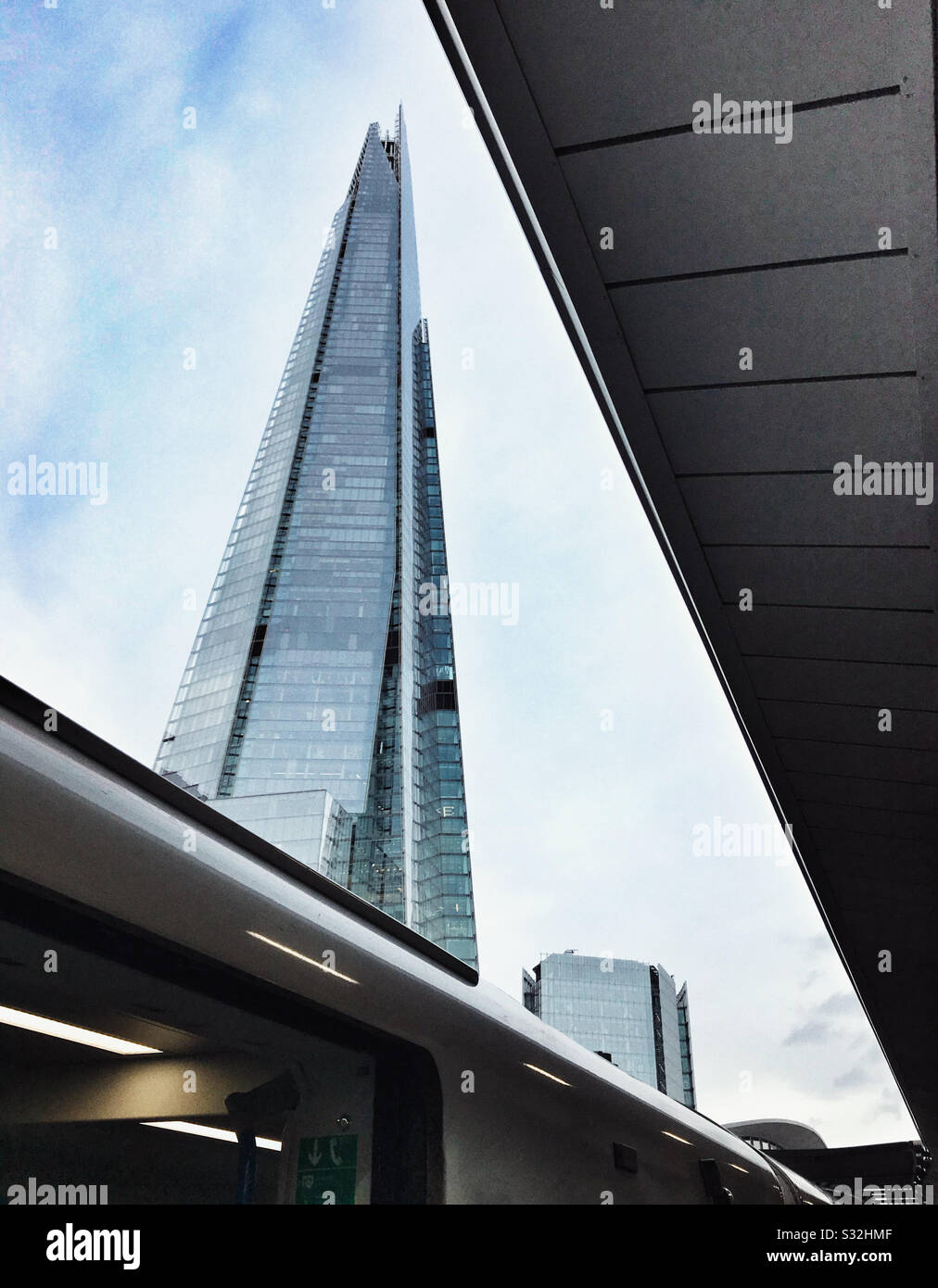 Das Shard-Gebäude in London von einem Bahnsteig an der London Bridge Station Stockfoto