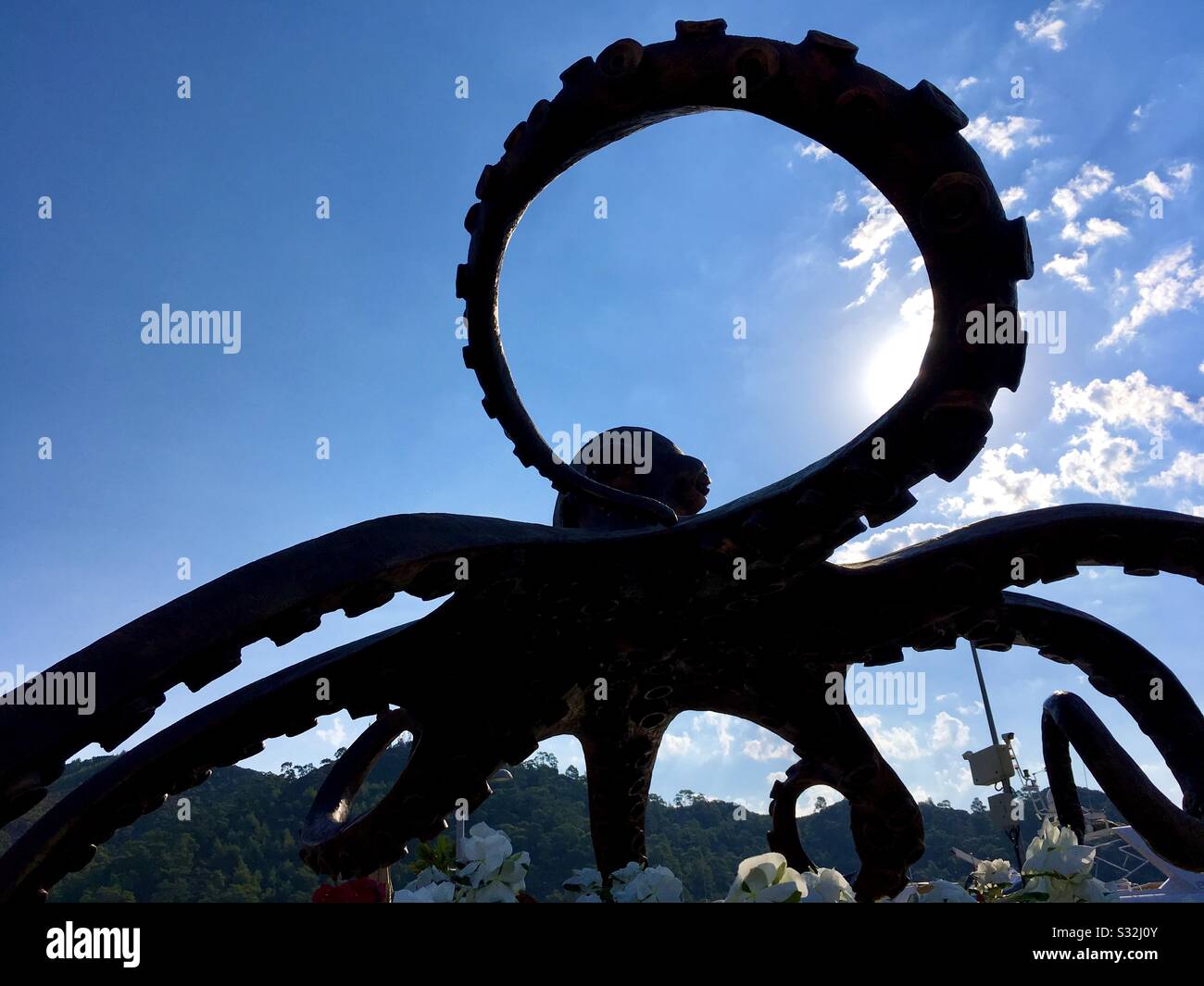 Krakusskulptur in Marmaris Siteler Promenade, Silhouette gegen strahlend blauen Himmel. Türkei Stockfoto