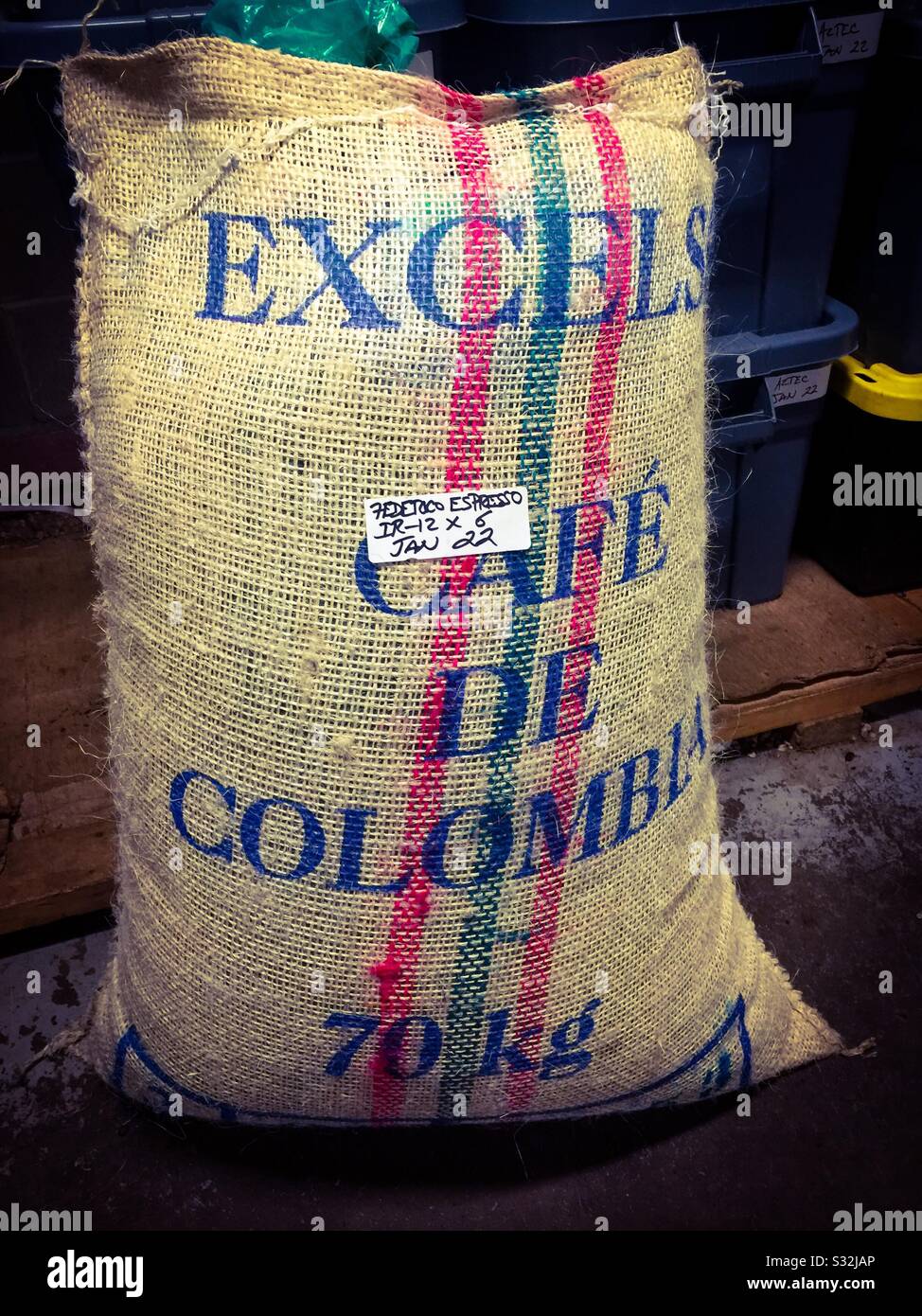 Kolumbianische Kaffeebohnen geröstet als 100 Prozent Espresso in einem 70 Kilogramm Sackleinen, Kanada. Stockfoto