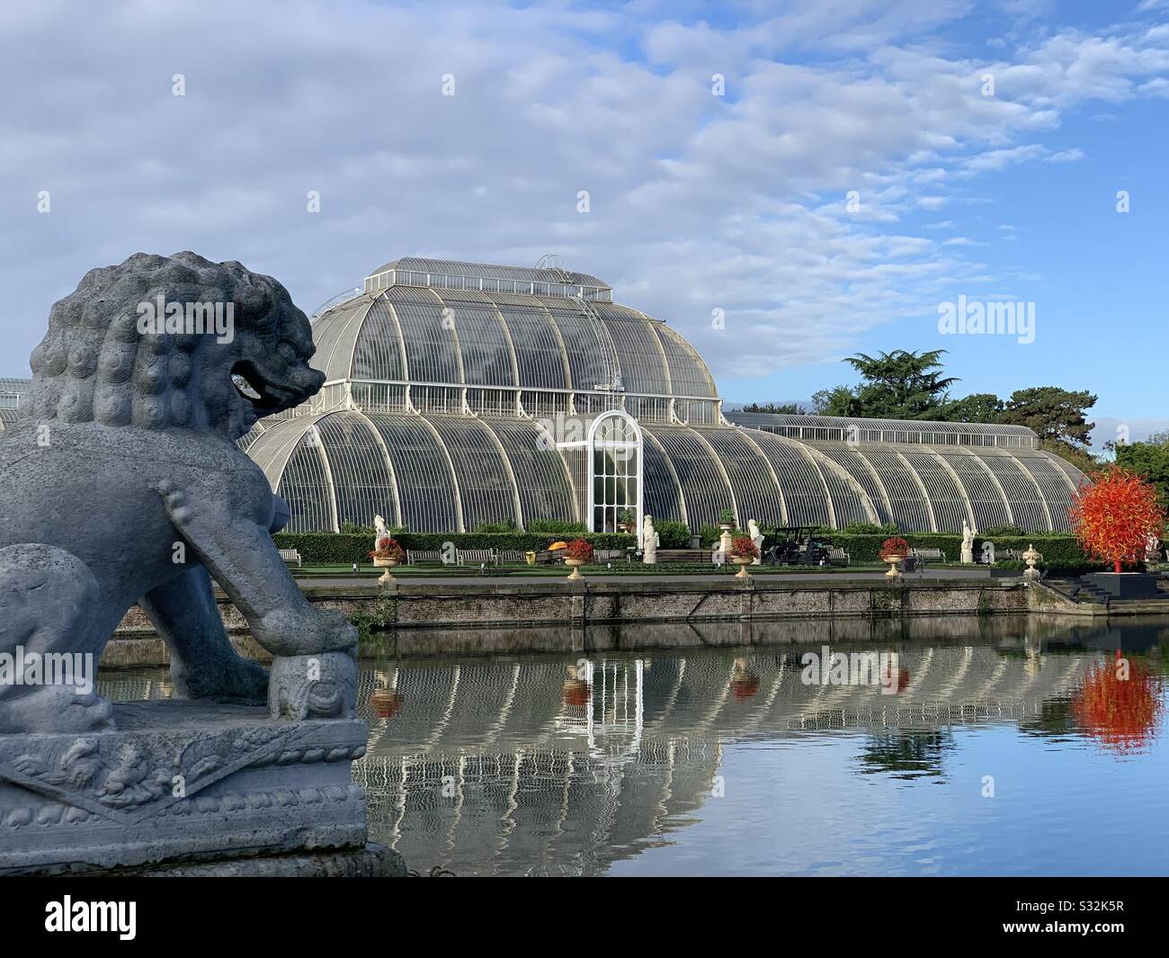 Palmenhaus mit chihuly-glas und Steinlöwen in Kew Gardens, London Stockfoto