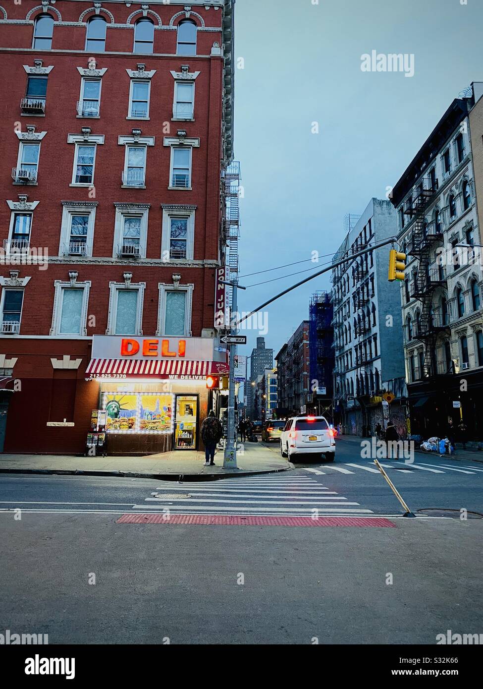Ein Deli auf der New Yorker Straße in der Abenddämmerung. Manhattan, New York, USA. Stockfoto