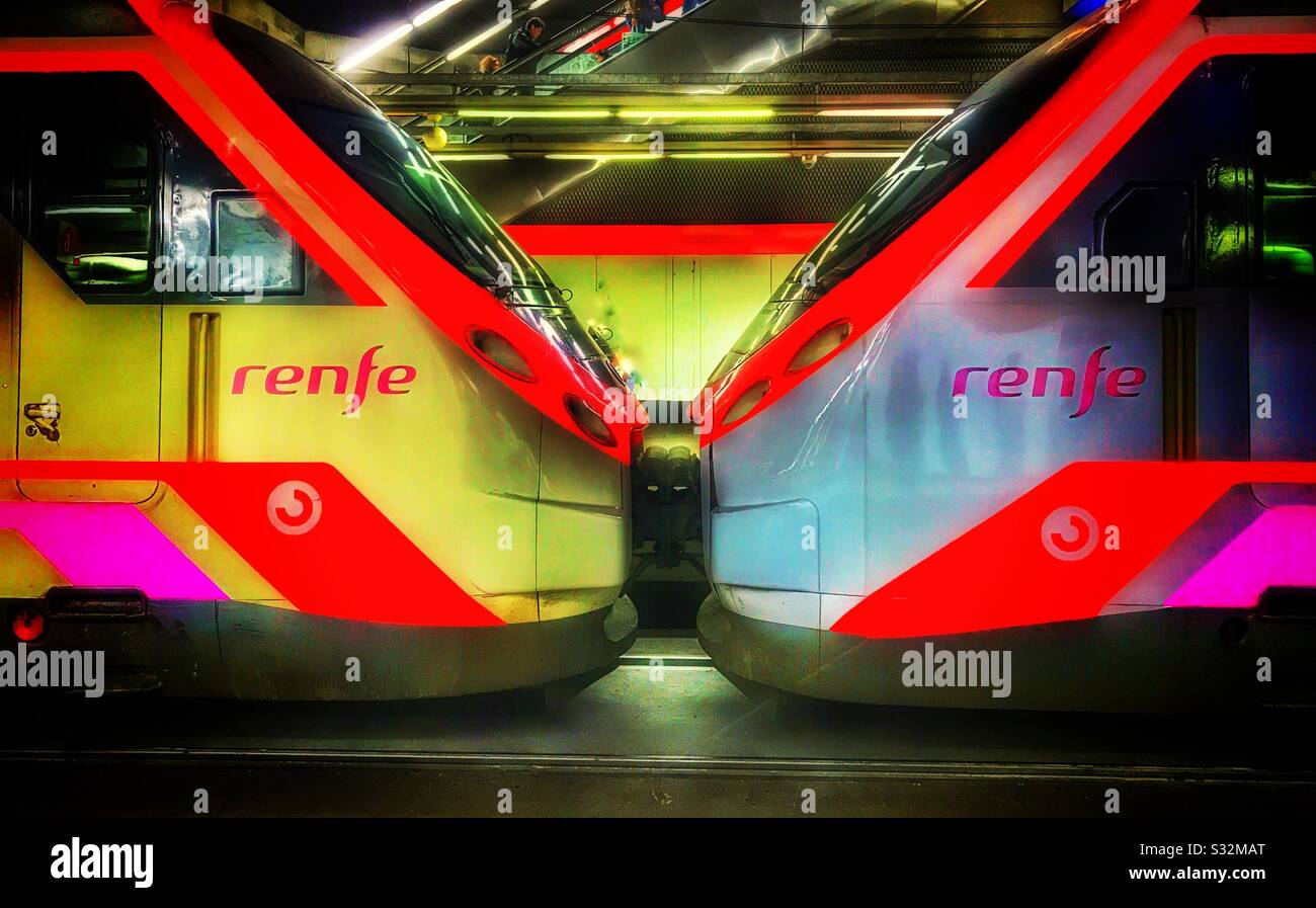 Zusammengefühte Züge. Motoren von zwei Zügen der spanischen Eisenbahngesellschaft, Renfe miteinander verbunden. Stockfoto